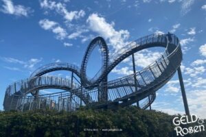 Das Bild zeigt die Achterbahn-Landmarke Tiger & Turtle in Duisburg als Bildmetapher für das Beantragen vom Gründungszuschuss (Photocredit: Petra Welz, Geld & Rosen, Düsseldorf)
