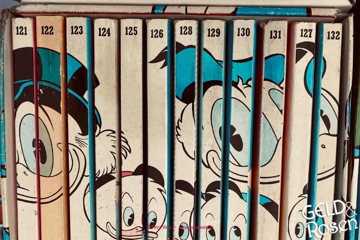 Das Bild zeigt ein Regal mit den Buchrücken der Lustigen Taschenbücher als Bildmetapher für die Künstlersozialabgabe (KSK) – (Photocredit: Petra Welz, Geld & Rosen, Düsseldorf)
