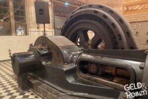 Das Bild zeigt eine historische Maschinenhalle – Investition vs. Ausgabe (Bild: eigenes Material)