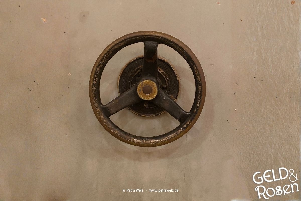 Das Bild zeigt ein historisches Steuerrad als bildliche Metapher für die Vorbild-Funktion einer Unternehmerin (Bild: eigenes Material Petra Welz, Geld & Rosen, Düsseldorf).