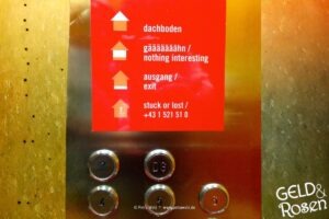 Das Bild zeigt eine Bedientafel im Fahrstuhl – als Bildmetapher digitale Online Sichtbarkeit in Social Media (Bild: eigenes Material Petra Welz, Geld & Rosen, Düsseldorf).
