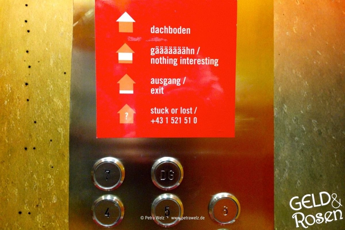 Das Bild zeigt eine Bedientafel im Fahrstuhl – als Bildmetapher für digitale Sichtbarkeit in Social Media (Bild: eigenes Material Petra Welz, Geld & Rosen, Düsseldorf).