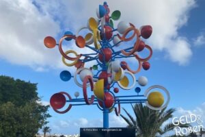 Das Bild zeigt ein farbenfrohes Windspiel – als Bildmetapher für Perspektiven entwickeln in schwierigen Zeiten (Bild: eigenes Material Petra Welz, Geld & Rosen, Düsseldorf).