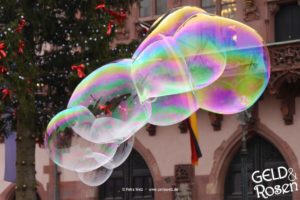 Große zusammenhängende Seifenblase(n) – wenn Aufträge zerplatzen, weil im Vorfeld keine klare Verhandlung geführt wurde (Photocredit: Petra Welz, Geld & Rosen, Düsseldorf)