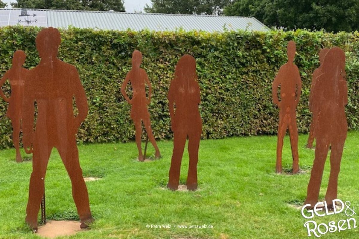 Das Bild Silhouetten von Menschen aus Eisen, die mit Rost überzogen sind vor einer grünen Hecke – als Synonym die Zielgruppen-Analyse bei der Unternehmensführung (Photocredit: Petra Welz, Geld & Rosen, Düsseldorf)