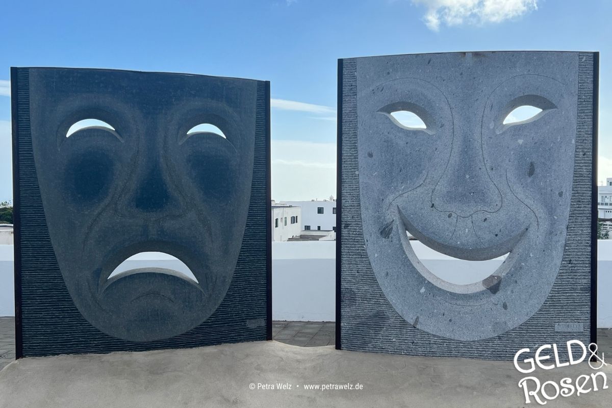 Das Bild zeigt zwei Betonstatuen, eine mit einem lachenden Gesicht und eine mit einem traurigen Gesicht – Analogie zur Unternehmensnachfolge, dass es immer (mindestens) zwei Perspektiven gibt (Photocredit: Petra Welz, Geld & Rosen, Düsseldorf) Das Bild zeigt zwei Betonstatuen, eine mit einem lachenden Gesicht und eine mit einem traurigen Gesicht – Analogie zur Unternehmensnachfolge, dass es immer (mindestens) zwei Perspektiven gibt (Photocredit: Petra Welz, Geld & Rosen, Düsseldorf)