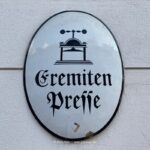 Das Bild zeigt ein antikes Emaille-Schild mit der Aufschrift 