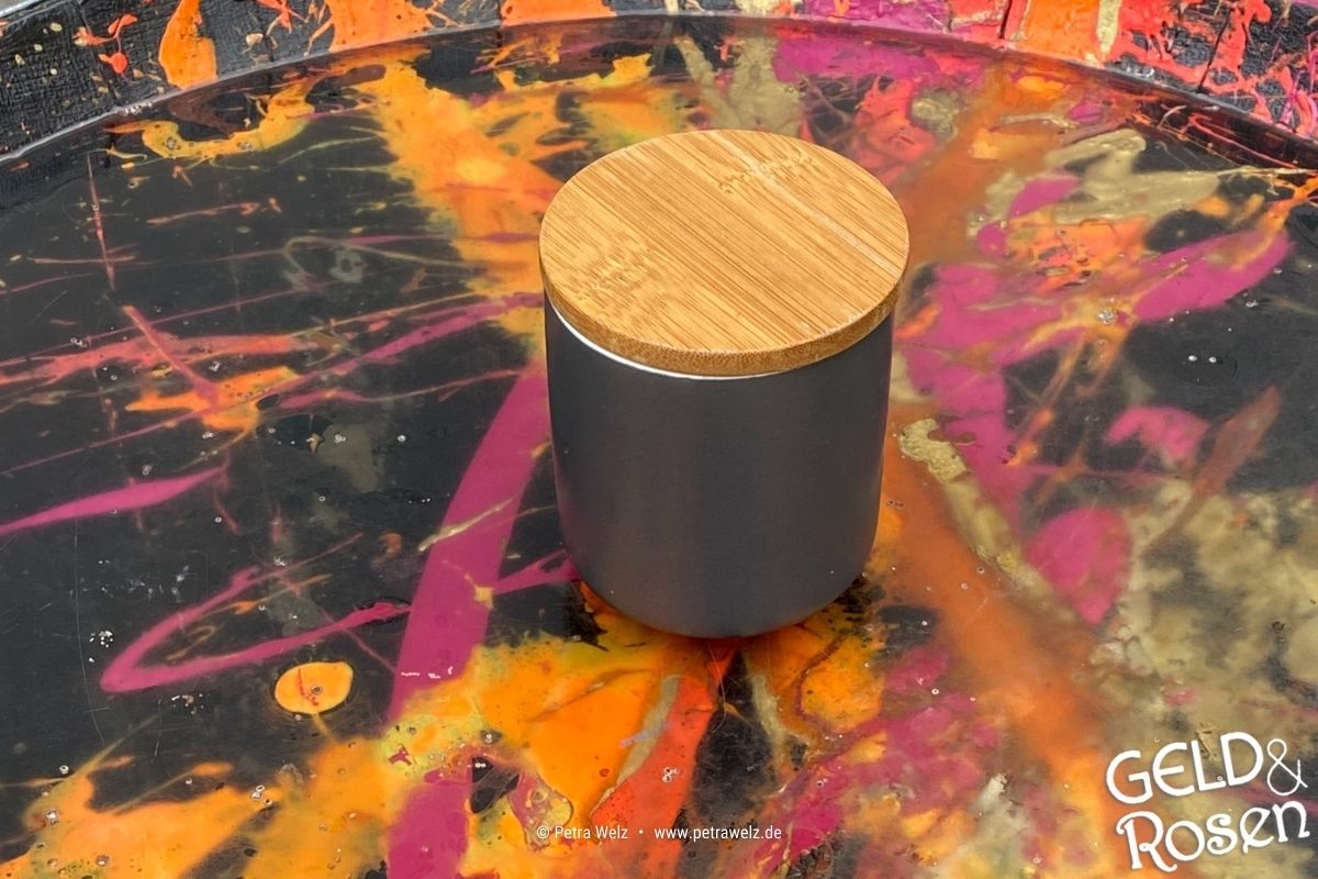 Das Bild zeigt eine graue Dose mit Holzdeckel auf dem Fußboden, der voll mit Farbspritzern ist – als Bildmetapher für Planen in der Unplanbarkeit (Bild: eigenes Material Petra Welz, Geld & Rosen, Düsseldorf). Das Bild zeigt eine graue Dose mit Holzdeckel auf dem Fußboden, der voll mit Farbspritzern ist – als Bildmetapher für Planen in der Unplanbarkeit (Bild: eigenes Material Petra Welz, Geld & Rosen, Düsseldorf).