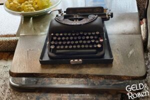 Das Bild zeigt eine historische Schreibmaschine – als Bildmetapher für geistiges Eigentum (Bild: eigenes Material Petra Welz, Geld & Rosen, Düsseldorf).
