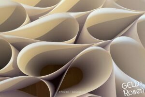 Das Bild zeigt ineinander verschlungen aufgestellte Papierblätter – als Bildmetapher für gegenseitige Abhängigkeit und Wechselwirkung von Tools und Software (Bild: eigenes Material Petra Welz, Geld & Rosen, Düsseldorf).