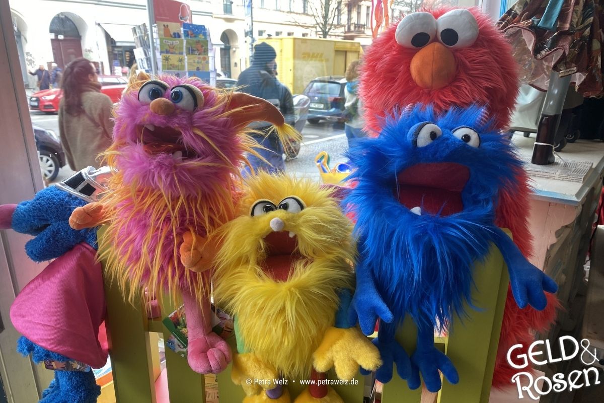Das Bild zeigt mehrere bunte Handpuppen mit weit aufgerissenen Mund und großen Augen – als Bildmetapher für verschiedene Anlässe zum Sprechen für eine Betriebsberatung (Bild: eigenes Material Petra Welz, Geld & Rosen, Düsseldorf).